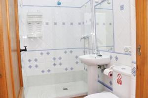 コニル・デ・ラ・フロンテーラにあるChalet Pradillo IIのバスルーム(シャワー、洗面台、トイレ付)