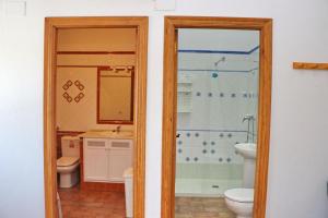 コニル・デ・ラ・フロンテーラにあるChalet Pradillo IIのバスルーム(トイレ、洗面台、シャワー付)
