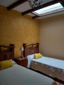 a bedroom with two beds and a window at LA QUEDADA DE NAVA in Nava del Rey