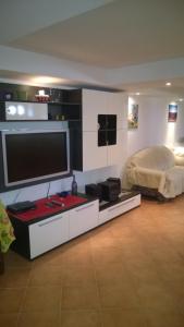 Televízia a/alebo spoločenská miestnosť v ubytovaní Appartamento Tavernetta