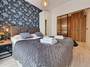 Ένα ή περισσότερα κρεβάτια σε δωμάτιο στο 365PAM Apartament MODERN 64 Z Widokiem Na Morze PARKING W CENIE