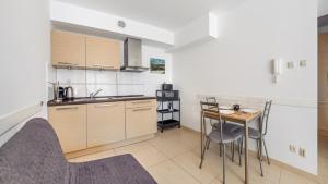 Kuchnia lub aneks kuchenny w obiekcie Apartamenty Sun & Snow Lido Sarbinowo