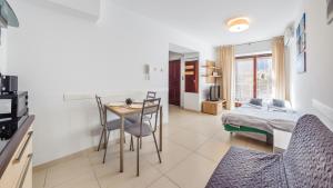 Kuchnia lub aneks kuchenny w obiekcie Apartamenty Sun & Snow Lido Sarbinowo
