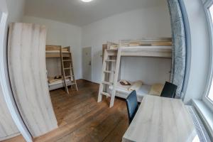 Poschodová posteľ alebo postele v izbe v ubytovaní Cuba Bar & Hostel