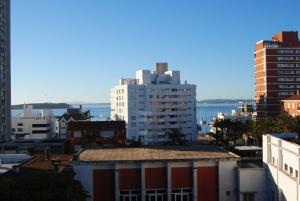 uma vista para o horizonte da cidade com edifícios em Hotel Iberia em Punta del Este