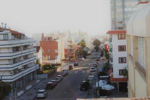 uma vista para uma rua da cidade com carros estacionados em Hotel Iberia em Punta del Este