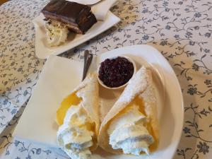 einen Teller Essen mit einem Stück Kuchen auf dem Tisch in der Unterkunft Pension Holzmeister in Sankt Kathrein am Offenegg