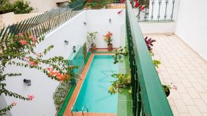una vista aérea de una piscina en un edificio en VILLA MATI Maison D'hôtes, en Tetuán