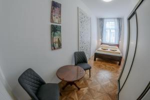 um quarto com uma mesa e duas cadeiras e uma cama em Cuba Bar & Hostel em České Budějovice