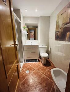 een badkamer met toilet en wastafel bij LUXURY GINEBRA in Sierra Nevada