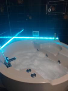 La salle de bains est pourvue d'une baignoire avec une lumière bleue. dans l'établissement Executive center rooms, à Bari