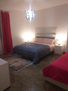 1 dormitorio con 1 cama con edredón azul en Executive center rooms en Bari