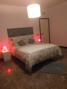um quarto com uma cama, 2 candeeiros e uma luz em Executive center rooms em Bari