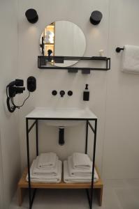 ein Bad mit einem Waschbecken und einem Spiegel in der Unterkunft The Boogie Club in Toruń
