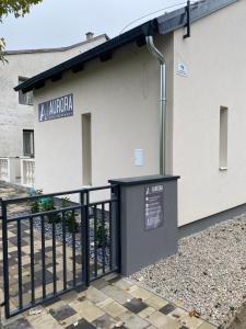 znak na boku budynku w obiekcie Aurora Béta Apartman's w mieście Bük