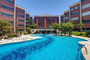 einem großen Pool vor einem Gebäude in der Unterkunft Scopa Beach Resort por Carpediem in Aquiraz