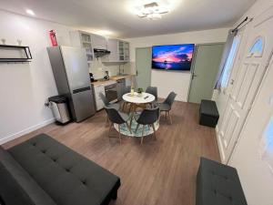 a living room with a table and chairs and a kitchen at K2 - Maison 15 min PARIS PARC EXPOS - 3 chambres 6 lits in Bagneux +18 photos