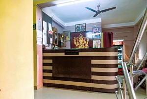 een restaurant met een bar met een plafondventilator bij Trinayani Stay - 3 min Walk to Temple in Tarapith