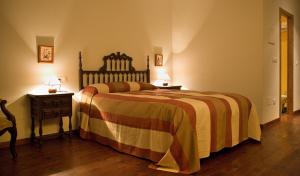 a bedroom with a large bed and two night stands at Hotel Rural La Peregrina in Carucedo