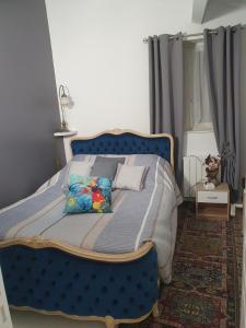 ein Bett mit blauem Rahmen in einem Schlafzimmer in der Unterkunft Chambres d'hotes de BenSylv pour 4 jours minimums 4 adultes in Labégude