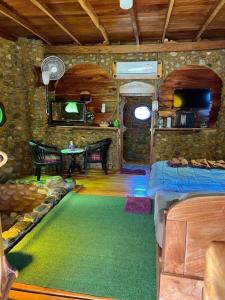 um quarto com uma cama e um quarto com um tapete verde em ลีลา โฮมสเตย์ Leela Homestay em Ban Tha Phae