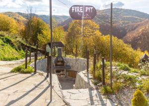 a fire pit sign on the side of a mountain at Amonte Mountain Resort in Muntele Rece