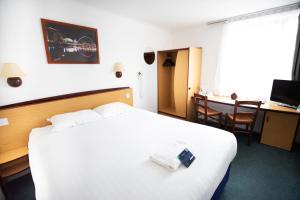 a hotel room with a large white bed and a desk at The Reston Hotel, Newcastle South Washington, Part of the AG Collection in Washington