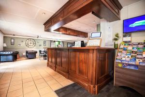 a waiting area of a restaurant with a cash counter at Campanile Hotel - Washington in Washington