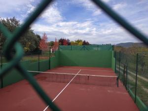 a tennis court is seen through a chain link fence at Hotel Rural La Peregrina in Carucedo