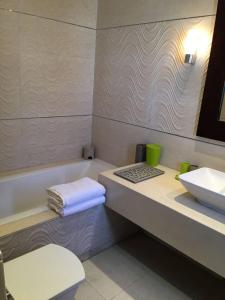 een badkamer met een wastafel, een toilet en een spiegel bij Nice Apartment For Families- Bd Ghandi- Casablanca in Casablanca