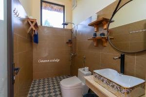 Ένα μπάνιο στο Cinnamon Eco Lodge
