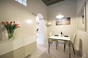 Living Rhome-SpanishSteps في روما: غرفة طعام مع طاولة بيضاء وكراسي