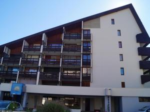 un edificio de apartamentos con balcones en un lateral en Studio Enchastrayes, 1 pièce, 4 personnes - FR-1-165A-114 en Enchastrayes