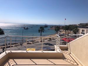 een balkon met uitzicht op een waterlichaam bij THE BEACH OTEL DİDİM in Didim