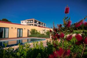 Bazén v ubytování Sea Cats' Villas nebo v jeho okolí