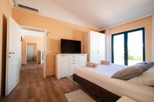 TV a/nebo společenská místnost v ubytování Sea Cats' Villas