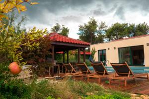 Bazén v ubytování Sea Cats' Villas nebo v jeho okolí