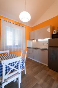 Kuchyň nebo kuchyňský kout v ubytování Sea Cats' Villas