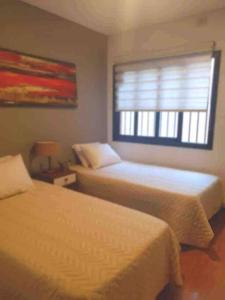 Habitación de hotel con 2 camas y ventana en Excelente,dpto amplio, A estrenar gran ubicacion en Mendoza