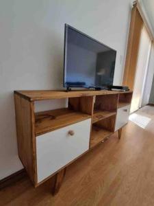 TV en la parte superior de un centro de entretenimiento de madera en Excelente,dpto amplio, A estrenar gran ubicacion en Mendoza