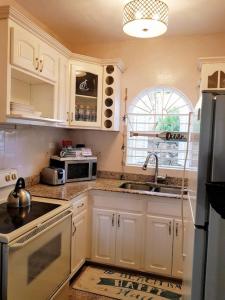 Η κουζίνα ή μικρή κουζίνα στο Amazing Location! Walk to town, beach & dinner - PAYMENT REQUIRED TO RESERVE