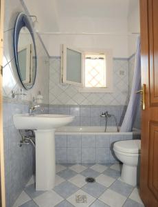 Kúpeľňa v ubytovaní Tinos View Apartments + 37 fotografií