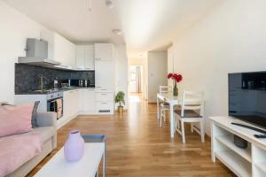 uma cozinha e sala de estar com um sofá e uma mesa em Near Lake Fully Furnished Beautiful Apartment em Viena