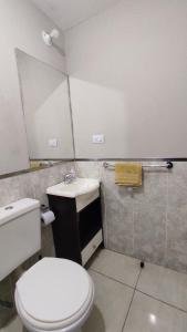 une salle de bain avec des toilettes blanches et un lavabo dans l'établissement Apartamento Allegro, à Córdoba