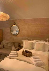 ein Schlafzimmer mit einem Bett mit Handtüchern und einem Spiegel in der Unterkunft The Cabin in Preston