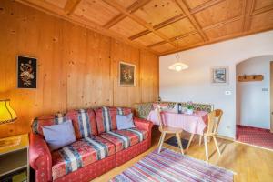 uma sala de estar com um sofá e uma mesa em Adang Ferienwohnung Etschtal em Tirolo