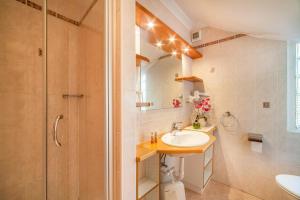 A bathroom at Adang Ferienwohnung Etschtal Még 14 kép