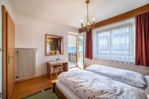 A bed or beds in a room at Adang Ferienwohnung Etschtal