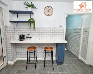 A cozinha ou kitchenette de New Refurbished 5bed - Plenty Parking - City Links By Hinkley Homes Short Lets & Serviced Accommodation