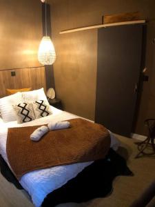 a bedroom with a bed with two towels on it at Le TULUM, T2, Hyper-centre, Place aux herbes in Mâcon +17 photos